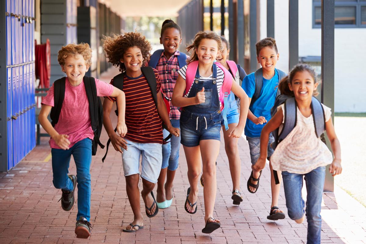 Kinder rennen aus der Schule
