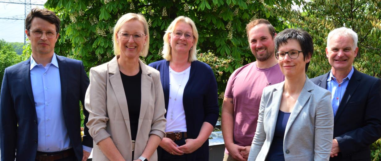 Veranstaltung Chancen- und Bildungsgerechtigkeit im Landkreis Osnabrück Sechs Personen stehen auf einer Terrasse und schauen in die Kamera.