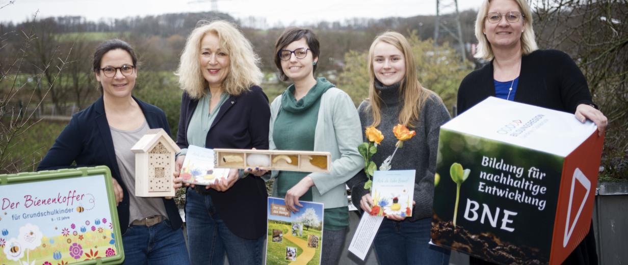 Klimawandel und Artenschutz kindgerecht vermitteln: Bildungsregion stellt Unterrichtsmaterialien bereit Fünf Personen stehen auf einer Terasse.