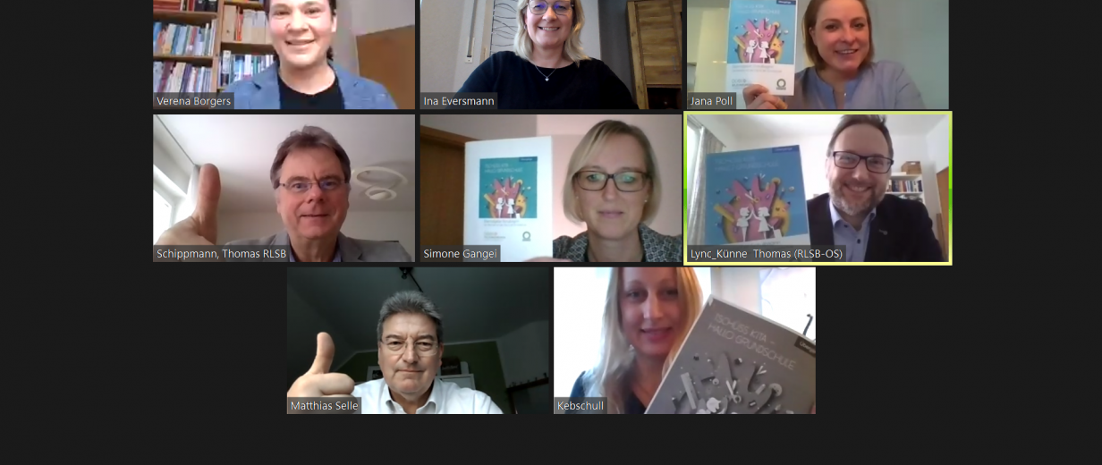 Elternratgeber Acht Personen in einem Zoom Videocall