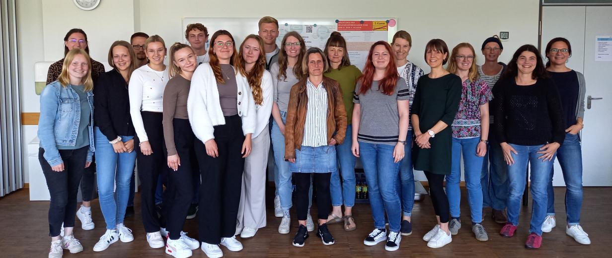 Vivo Bildungsregion Weiterbildung Eine Personengruppe steht in einem Gebäudeflur.