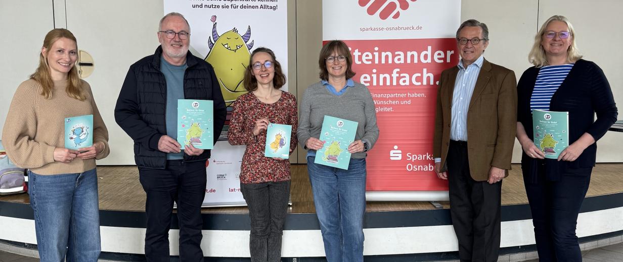 Sechs Personen stehen vor zwei Rollup Postern.