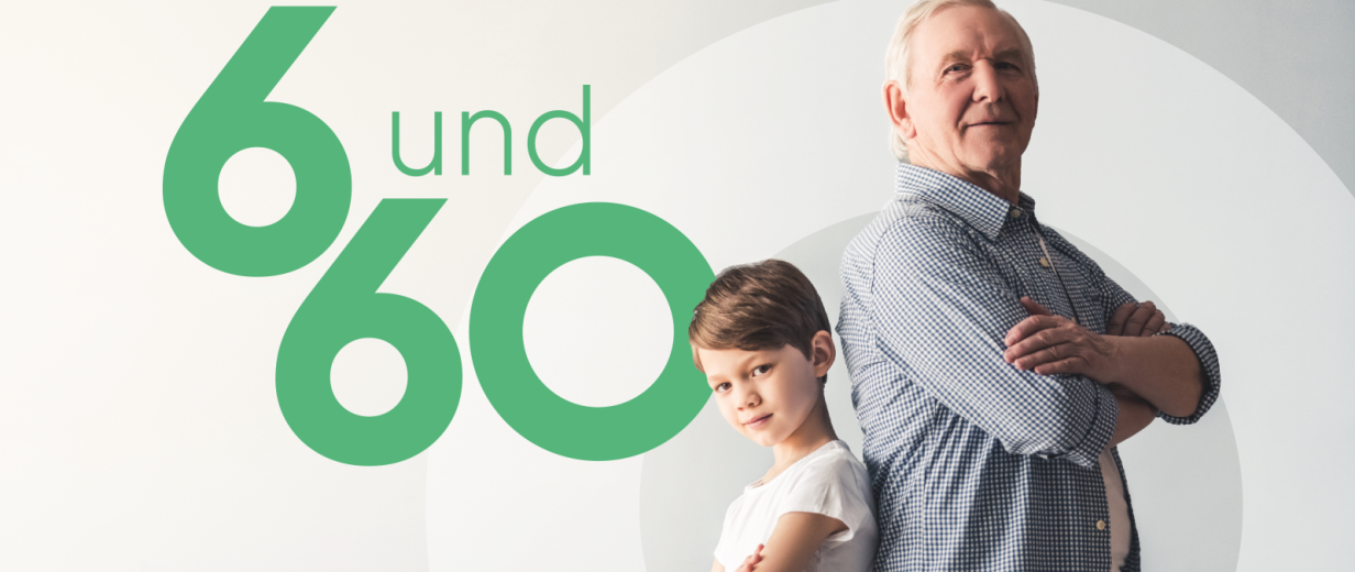 Zwei Personen stehen Rücken an Rücken.