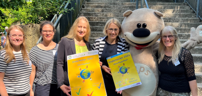 5 Personen mit Maskottchen der Aktion Kindermeilen