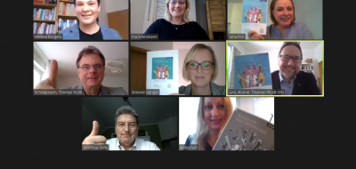 Acht Personen in einem Zoom Videocall