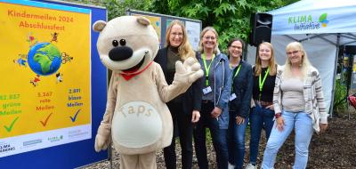 Gruppe von Personen mit Maskottchen
