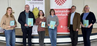 Sechs Personen stehen vor zwei Rollup Postern.