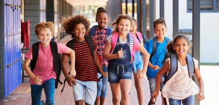 Kinder rennen aus der Schule