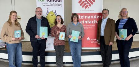 Sechs Personen stehen vor zwei Rollup Postern.