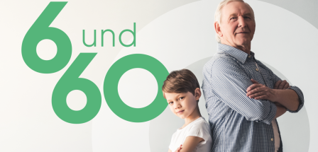 Zwei Personen stehen Rücken an Rücken.