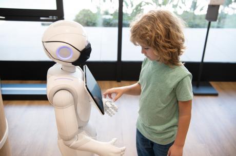 Kind mit Roboter