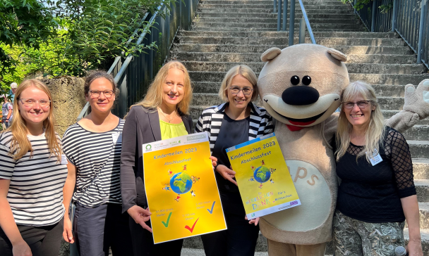 5 Personen mit Maskottchen der Aktion Kindermeilen