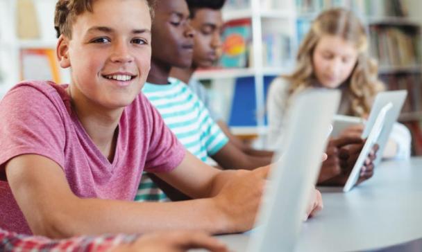 Mehrere Personen sitzen in einer Bibliothek