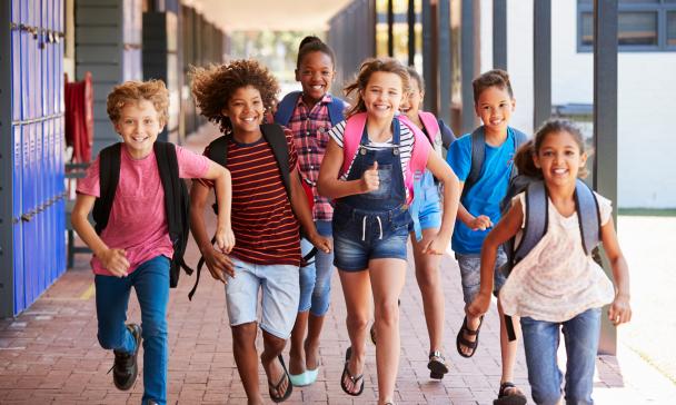 Kinder rennen aus der Schule