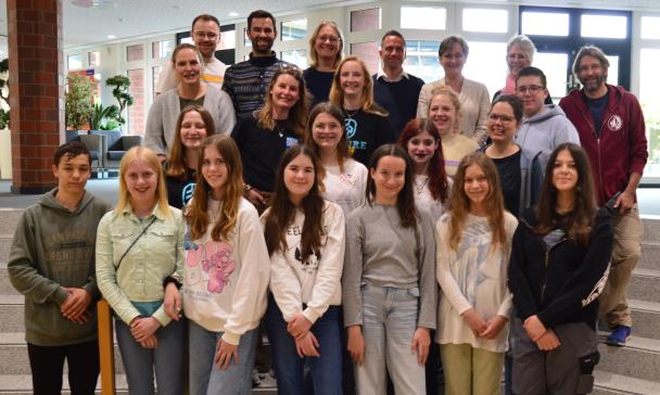 Große Gruppe von Person auf Treppe stehend