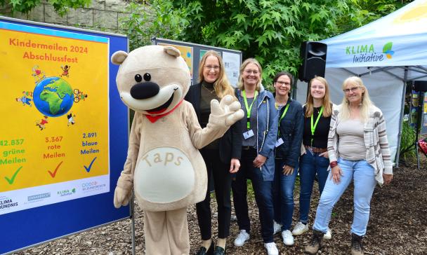 Gruppe von Personen mit Maskottchen